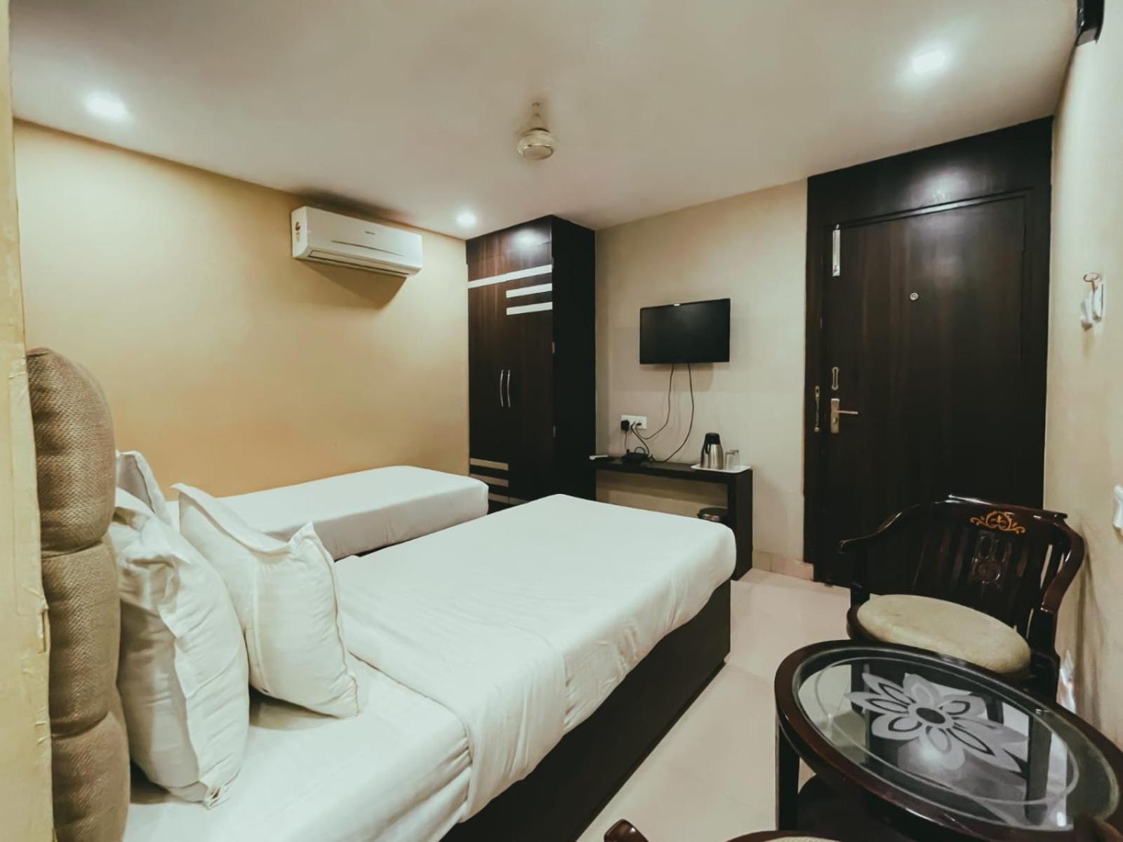 Hotel S L E Residency Варанасі Екстер'єр фото