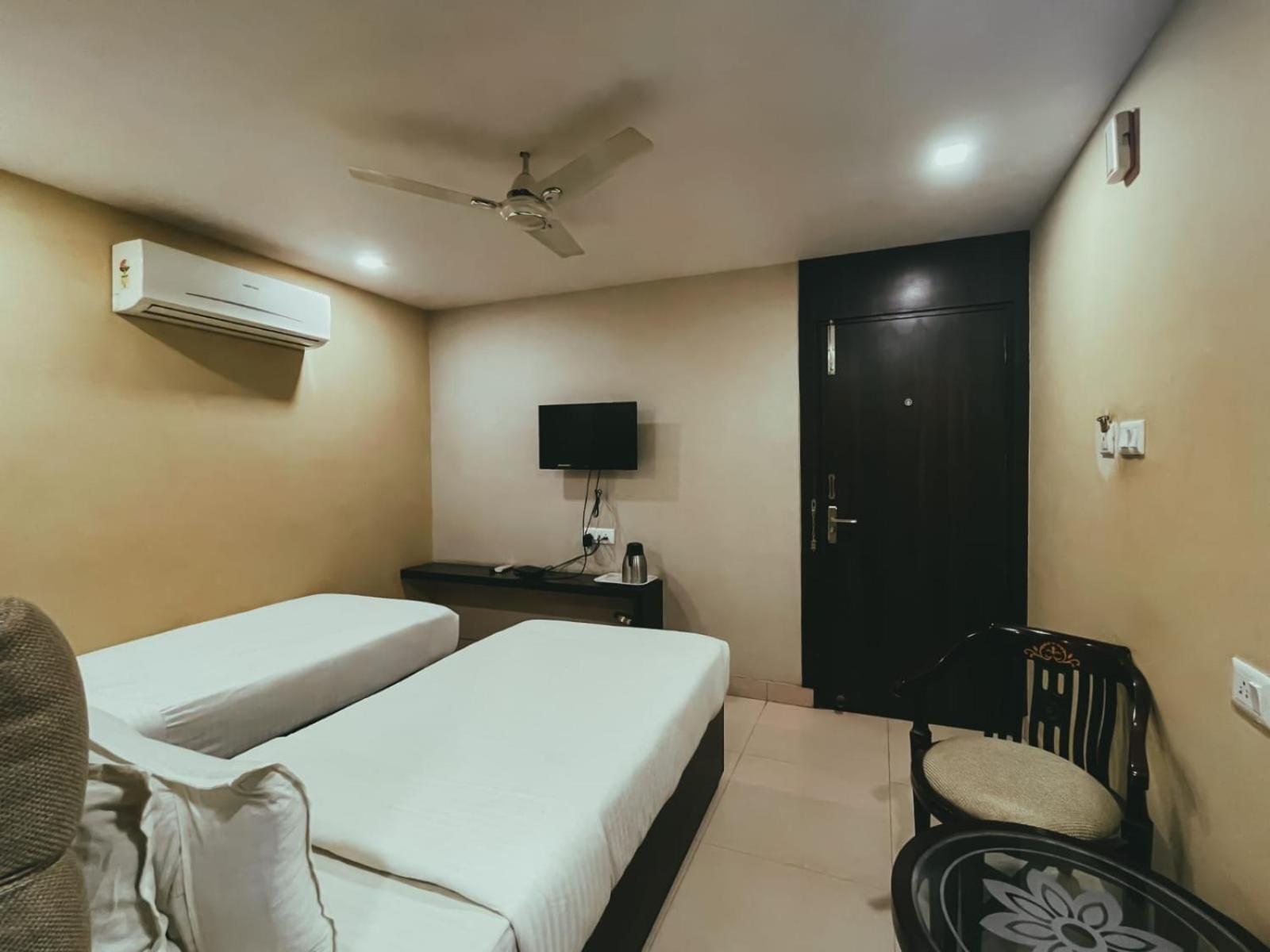 Hotel S L E Residency Варанасі Екстер'єр фото