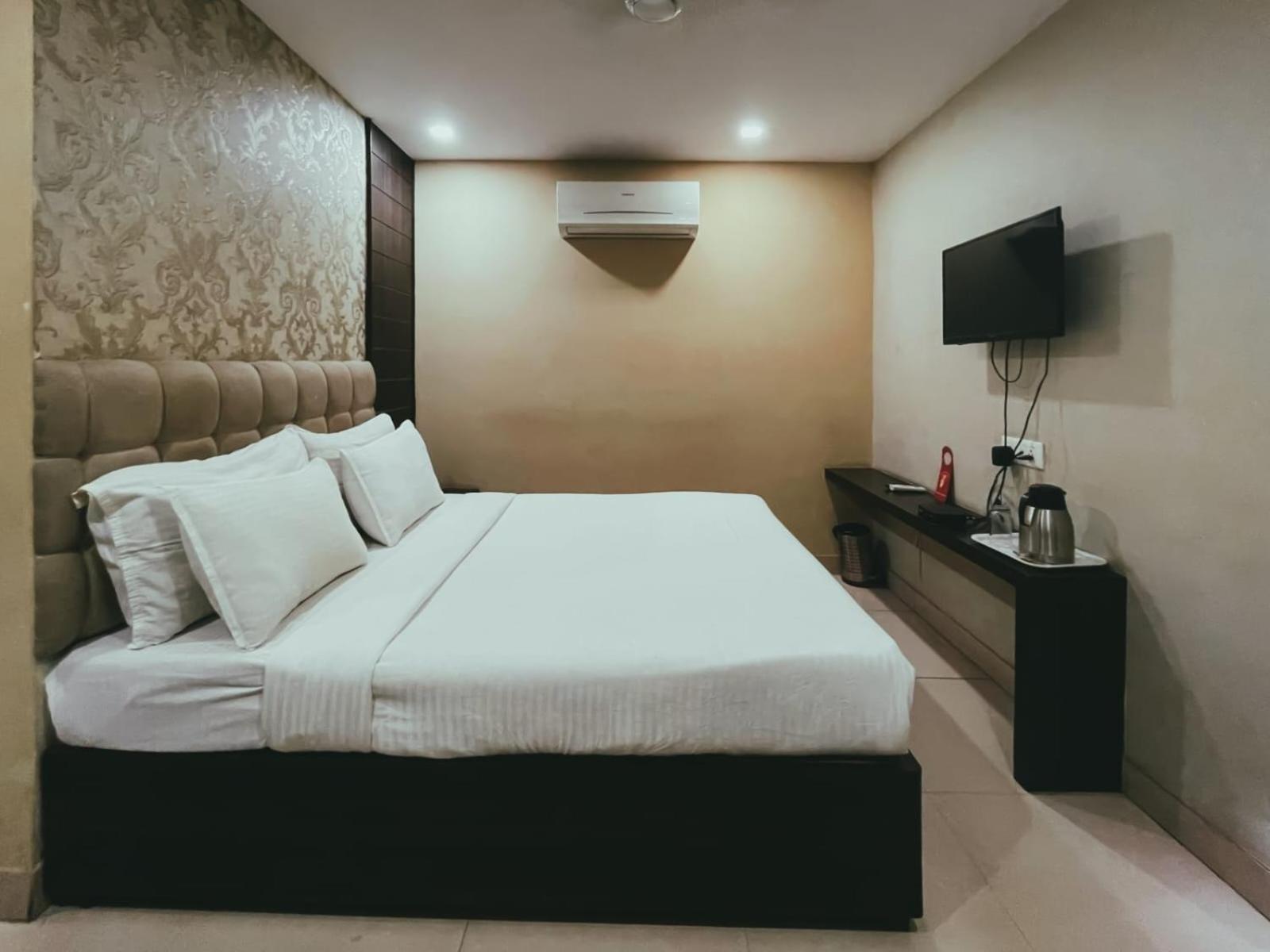 Hotel S L E Residency Варанасі Екстер'єр фото