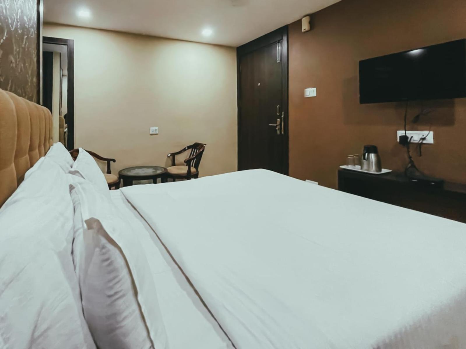 Hotel S L E Residency Варанасі Екстер'єр фото