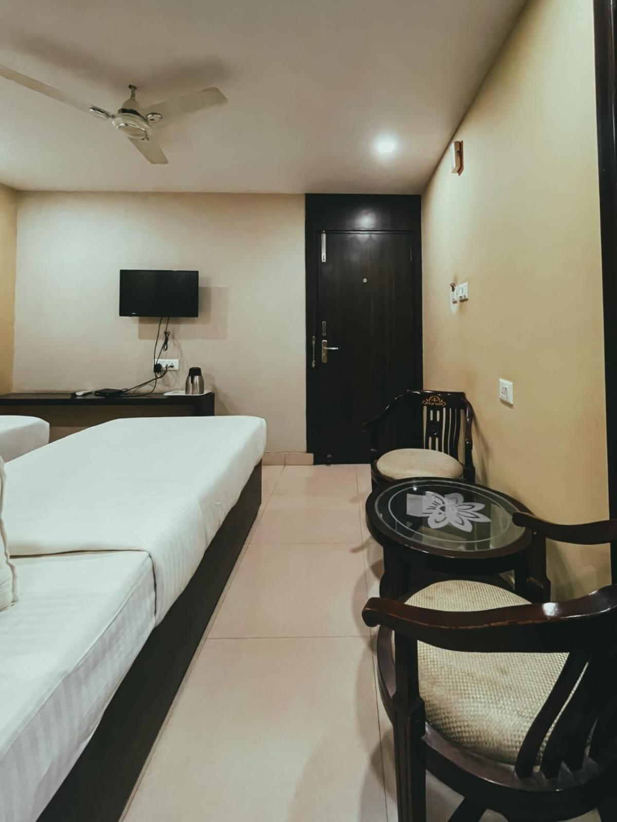 Hotel S L E Residency Варанасі Екстер'єр фото