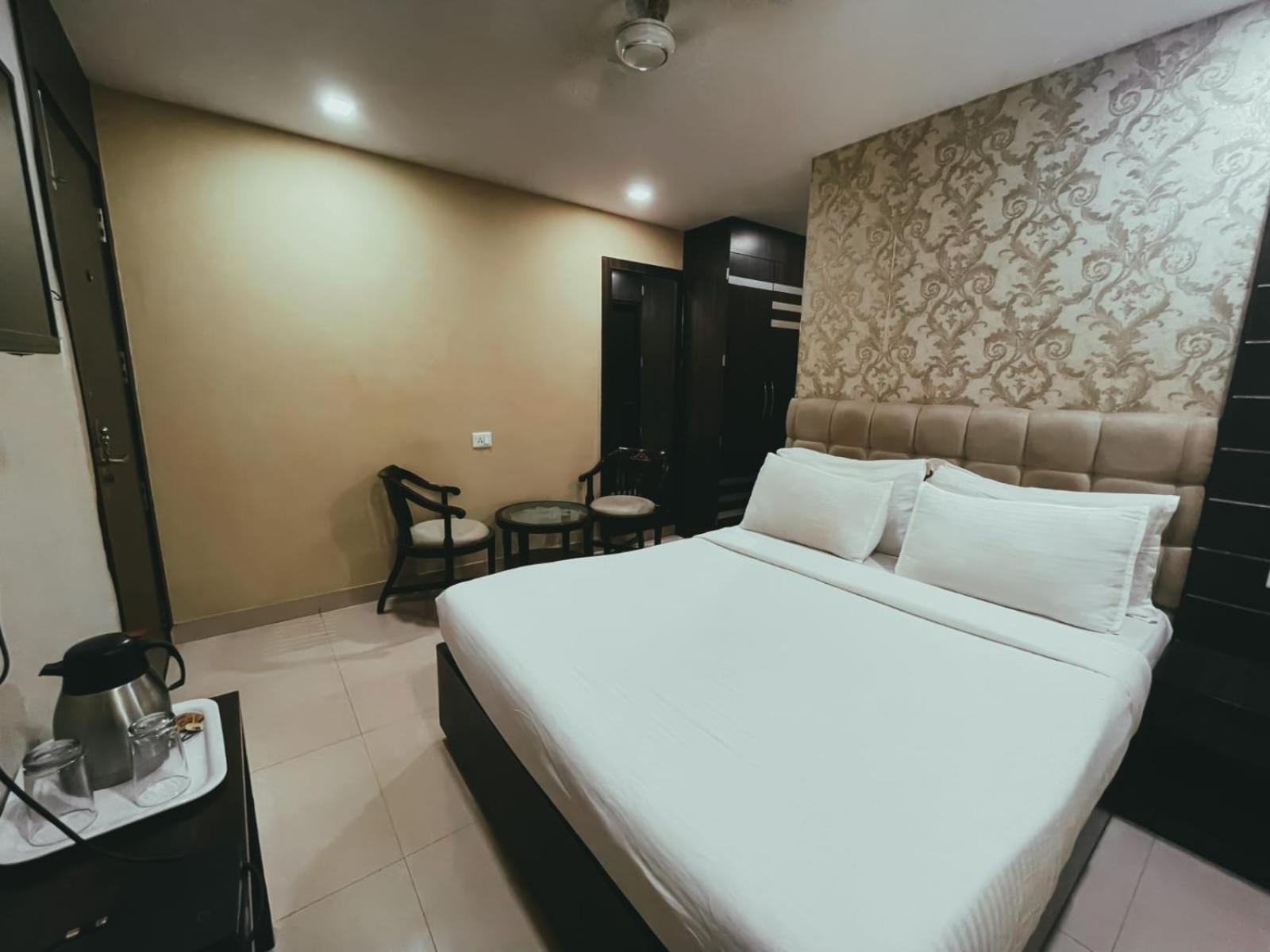 Hotel S L E Residency Варанасі Екстер'єр фото